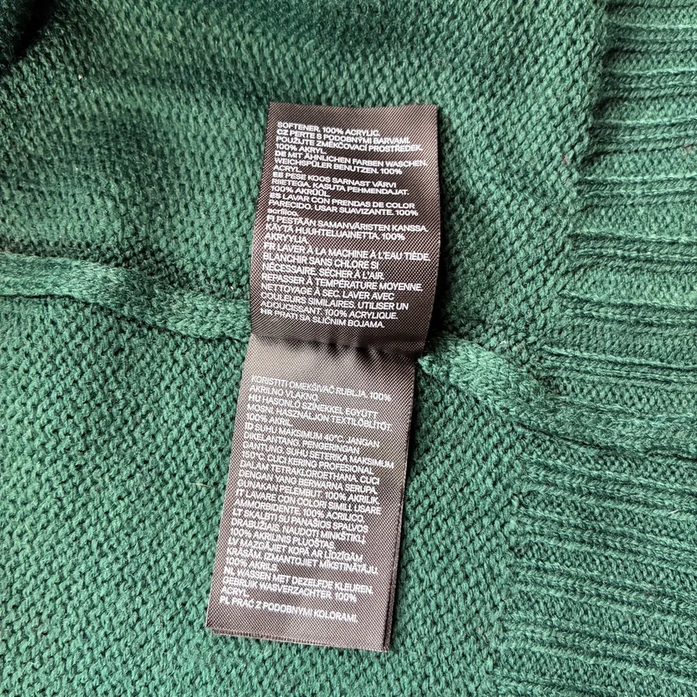 H&M Ladie's Forrest Green Crew Neck Slightly Cropped, Oversized Sweater